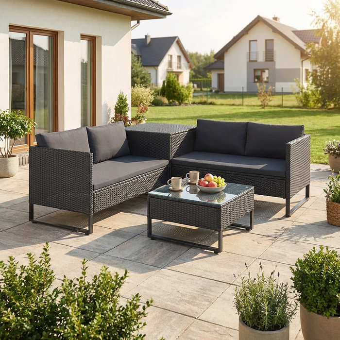 Graue Gartenlounge mit Tisch auf der Terrasse